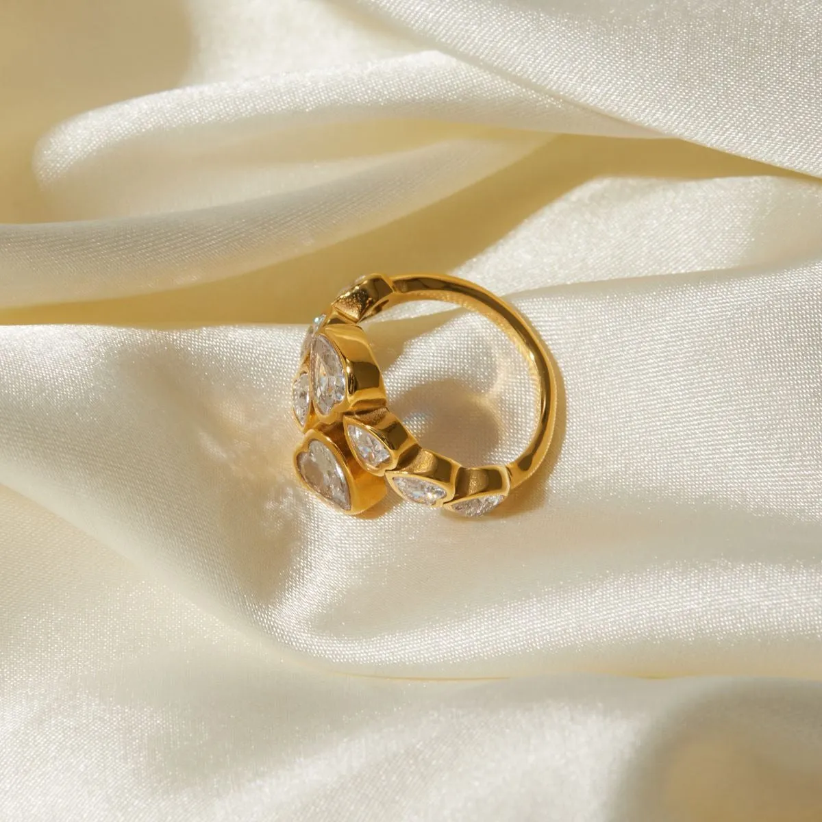 18k gold novel and unique love-shaped zircon staggered design open ring