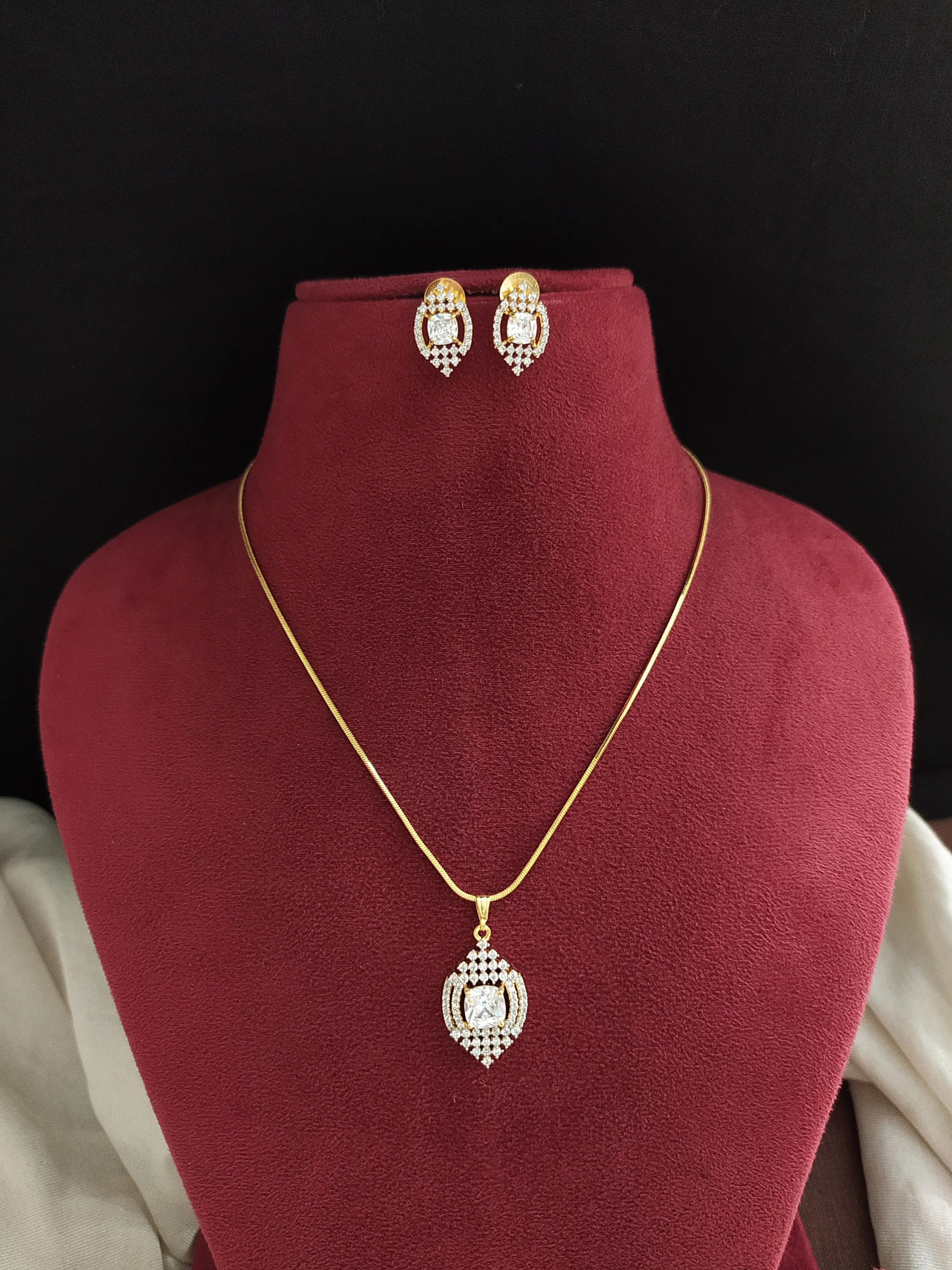 Become the Center of Attention with The Gold-Plated Zircon Chain Set