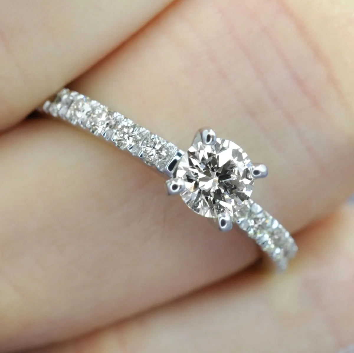 Distinctive 0.95 CT Round Cut Diamond Engagement Ring in 14KT White Gold