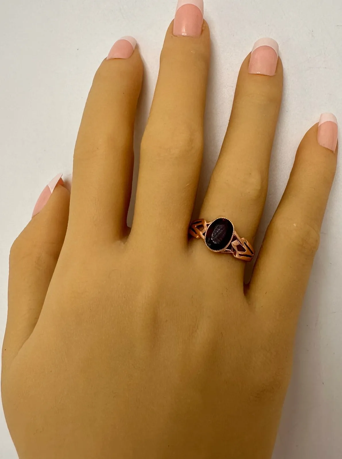 Elegant Rose Gold Rhodolite Garnet Ring - A Gem of Radiant Beauty