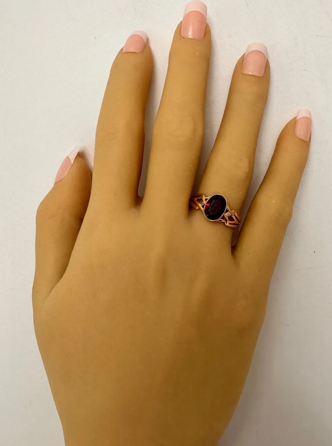 Elegant Rose Gold Rhodolite Garnet Ring - A Gem of Radiant Beauty