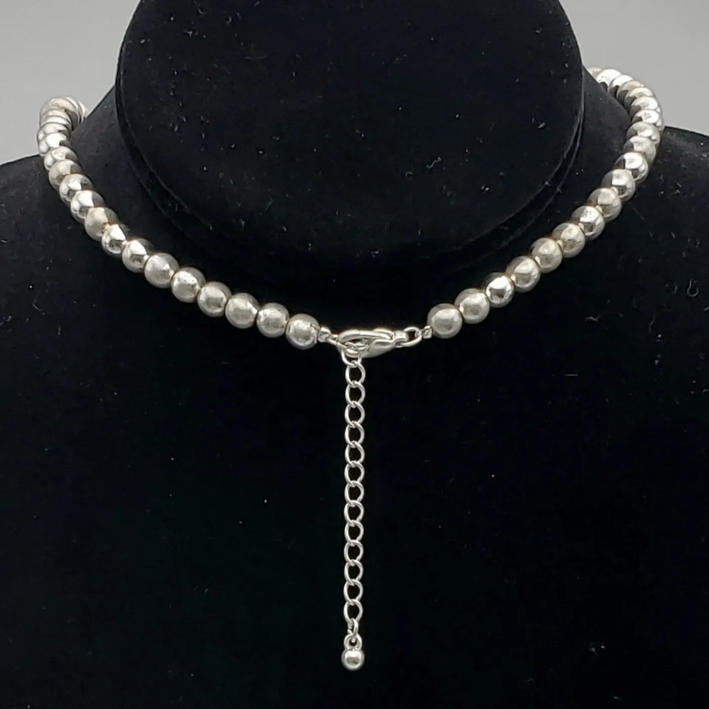 Silver Tone Graduated Bead Pendant Necklace