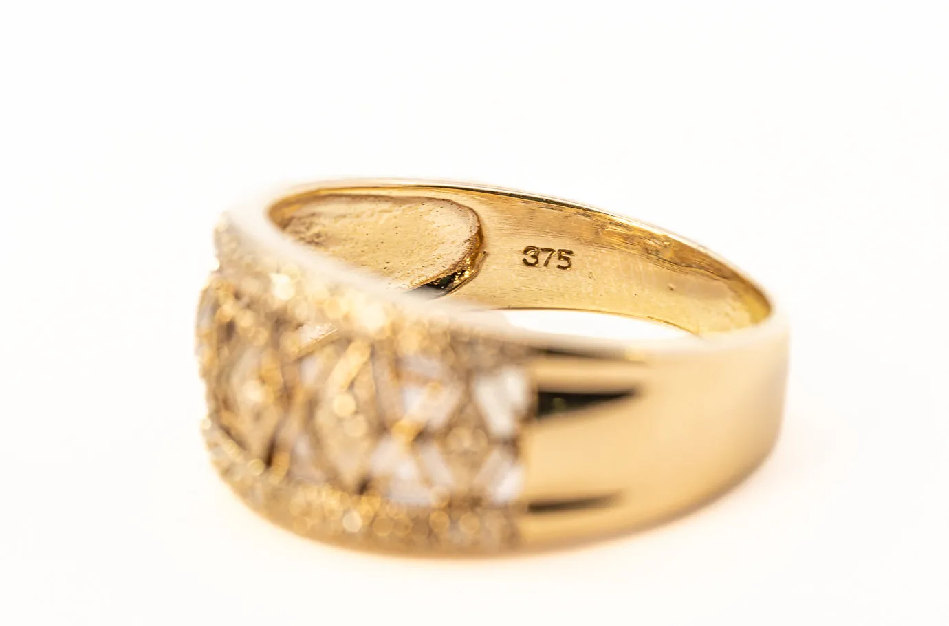 Stunning 9ct Yellow Gold 15-Stone Diamond Ring